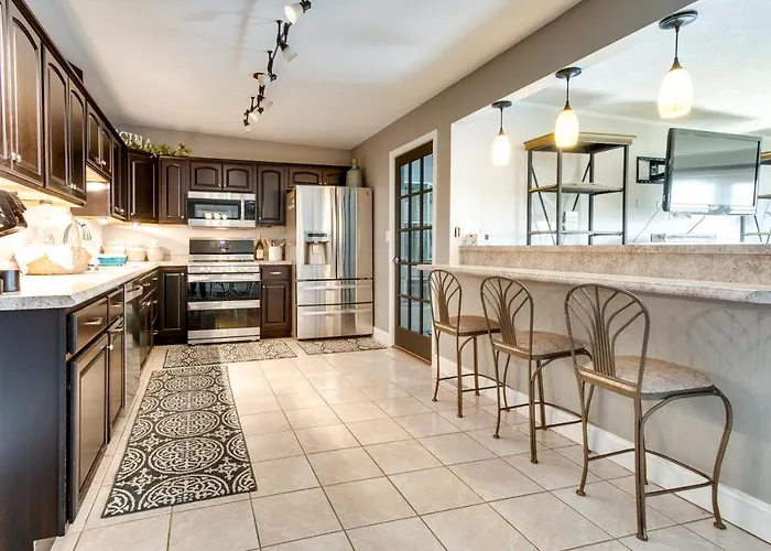 Updated Vacation W/ Fireplace! Robinson