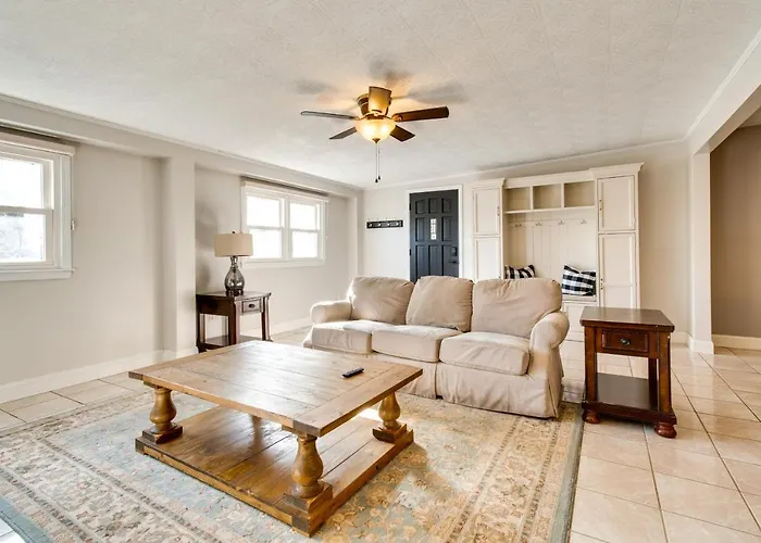 Hébergement de vacances Updated Vacation W/ Fireplace!