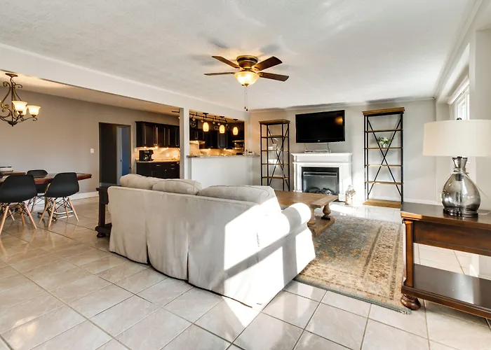Updated Vacation W/ Fireplace!